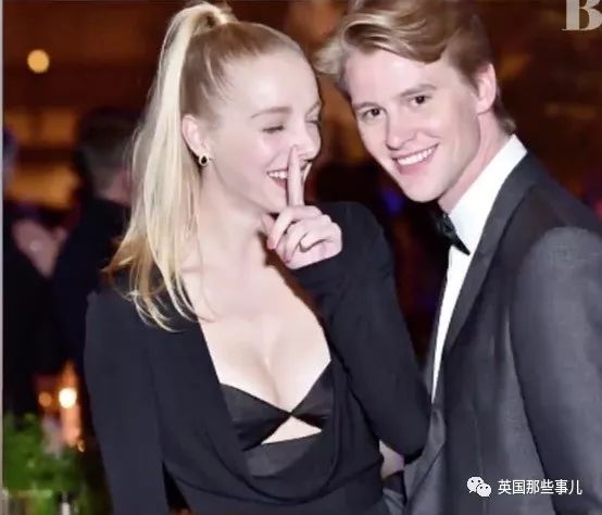 进到殿堂级芭蕾舞团，她两年来的私密照都被男友发到了福利群...