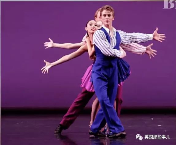 进到殿堂级芭蕾舞团，她两年来的私密照都被男友发到了福利群...