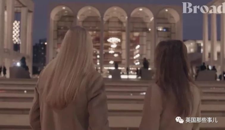 进到殿堂级芭蕾舞团，她两年来的私密照都被男友发到了福利群...