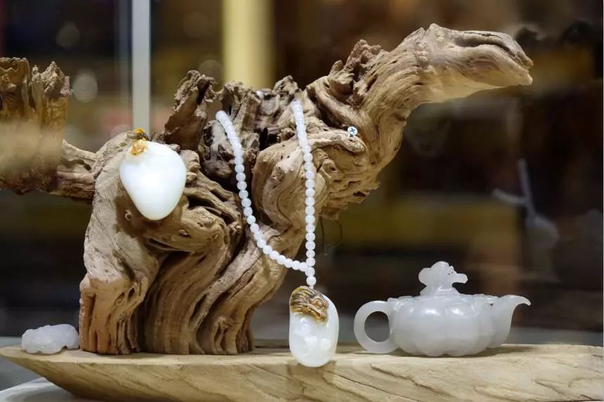 【双节钜惠】昌吉500个和田玉挂件免费送！和田玉低至三折起，进店即有好礼相赠！