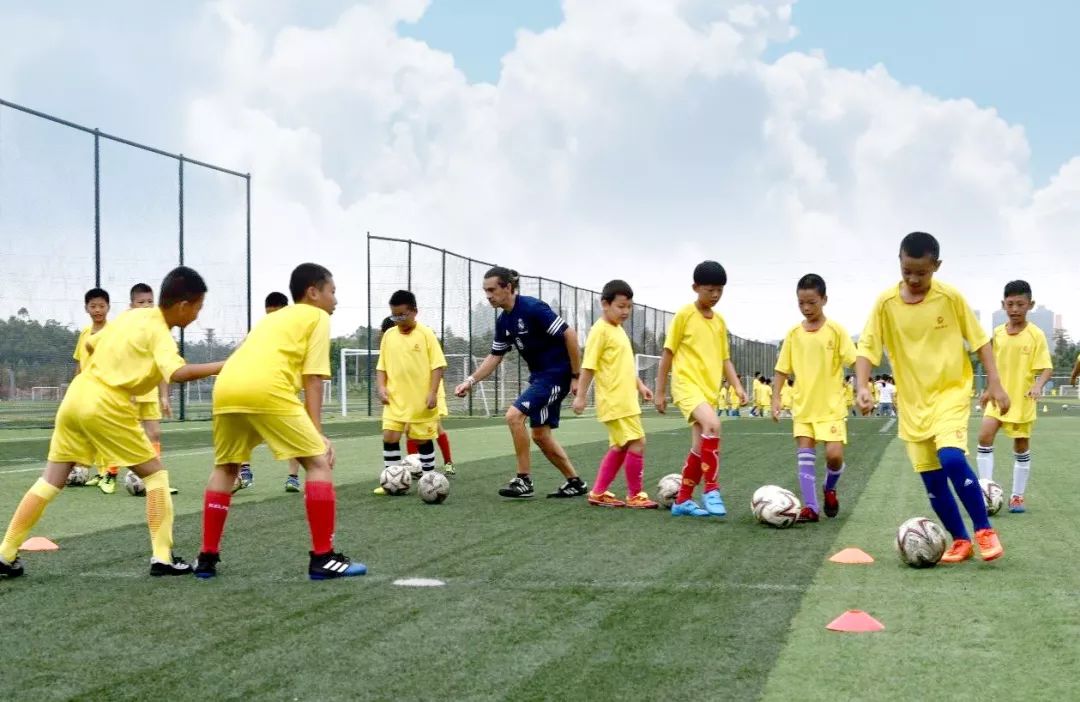 恒大青训快乐足球夏令营,恒大足球暑假训练营