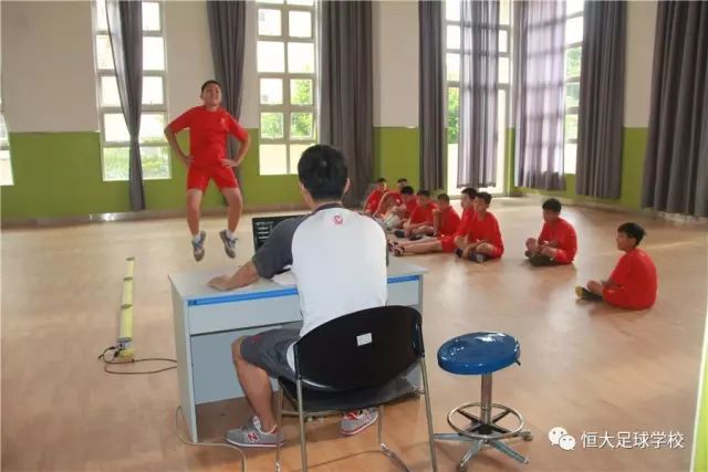 恒大青训快乐足球夏令营,恒大足球暑假训练营