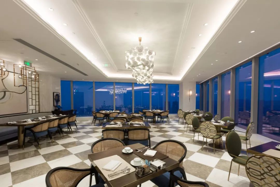 在重庆之巅，住云端奢居吃米其林大餐，刷新山城奢华新高度！