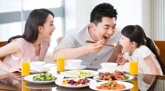 晚餐吃得过晚容易得胆结石,晚餐吃得晚可能引发疾病