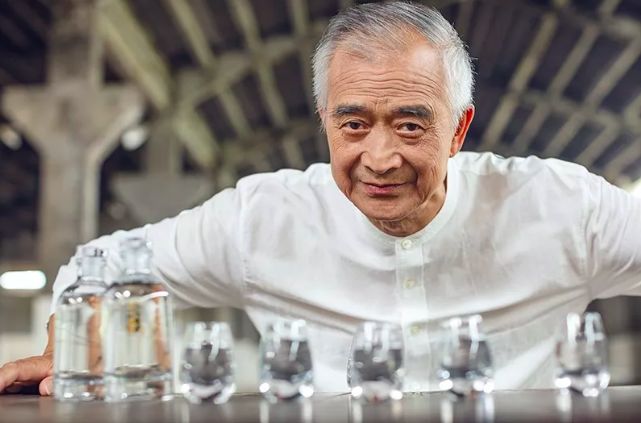 别感叹空留遗憾,趁现在带上好酒陪父亲喝两杯