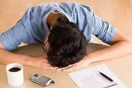 开车时犯困最简单的提神方法,开车吃什么提神不犯困