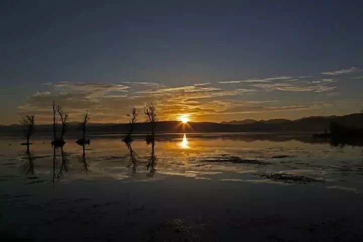 昆明滇池湖畔的美景美的让人陶醉,滇池的落日依旧那么美