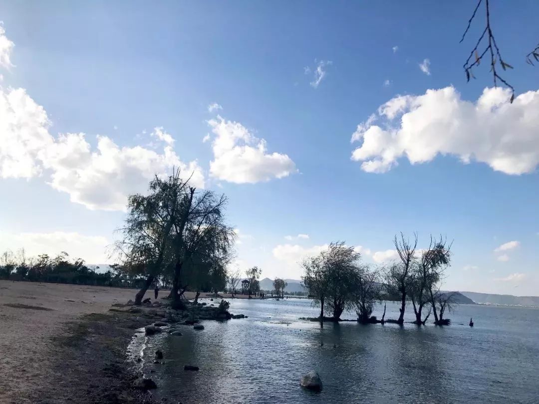 昆明滇池湖畔的美景美的让人陶醉,滇池的落日依旧那么美