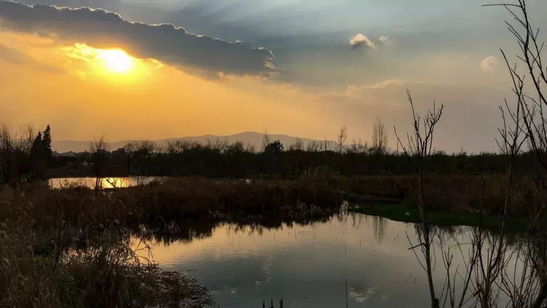 昆明滇池湖畔的美景美的让人陶醉,滇池的落日依旧那么美