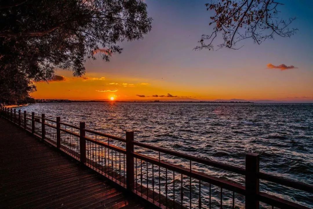 昆明滇池湖畔的美景美的让人陶醉,滇池的落日依旧那么美