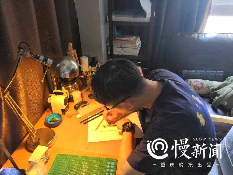 慢新闻·人物|斯威海报的“灵魂画师”:将球队画进二次元做有重庆味道的设计