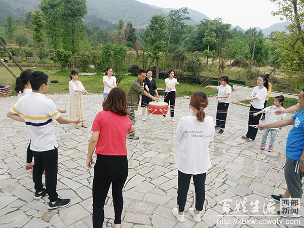 青春路上和祖国一起奋斗,绽放青春光芒与祖国共奋进