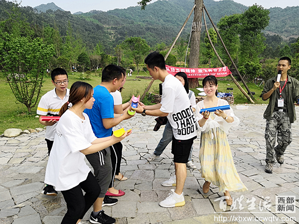 青春路上和祖国一起奋斗,绽放青春光芒与祖国共奋进