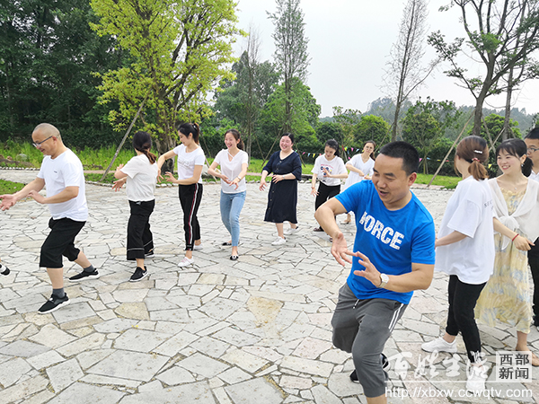 青春路上和祖国一起奋斗,绽放青春光芒与祖国共奋进