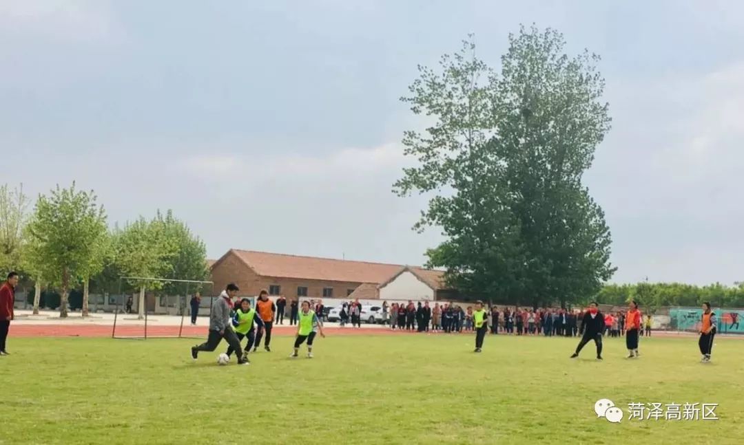 菏泽高新区举行全区中小学少先队标志礼仪互检互学互促活动