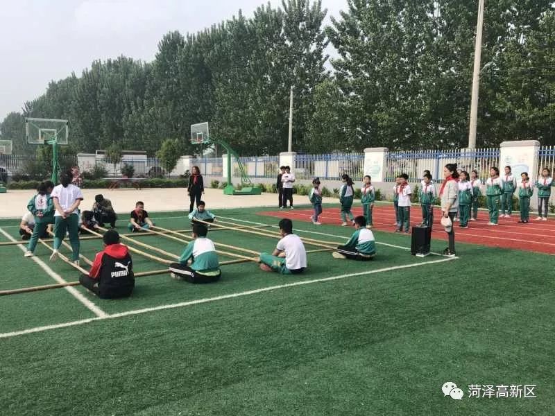 菏泽高新区举行全区中小学少先队标志礼仪互检互学互促活动