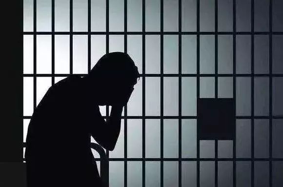 “辉煌”的反转人生：拼搏30多年官至副厅，贪污受贿800余万“铁窗泪”