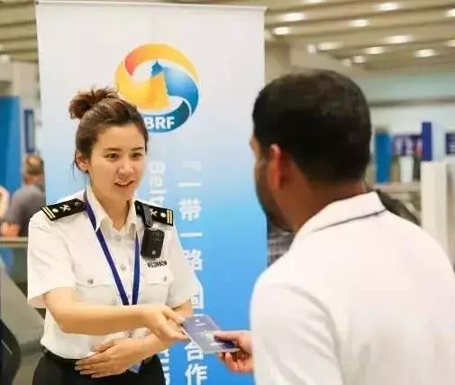 男子戴1000万名表在海关被抓,男子戴275万的手表被海关拦下