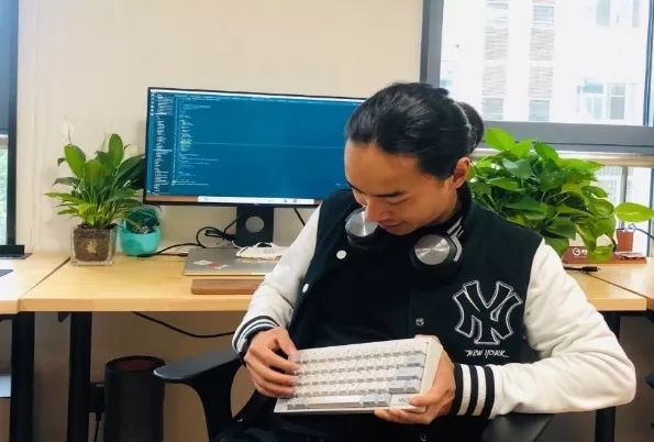 钢铁侠有战甲，灭霸有手套，中化人的劳动神器是？