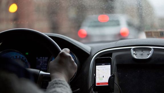 出国那么好?上海5套房的姑娘在加拿大给人洗脚,大学教授切肉博士生扫地