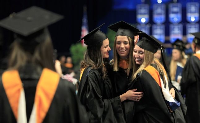 出国那么好?上海5套房的姑娘在加拿大给人洗脚,大学教授切肉博士生扫地