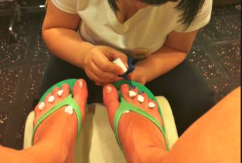 出国那么好?上海5套房的姑娘在加拿大给人洗脚,大学教授切肉博士生扫地