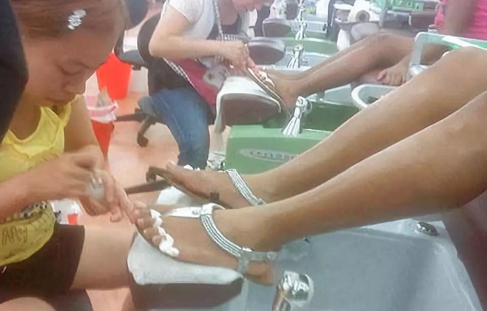 出国那么好?上海5套房的姑娘在加拿大给人洗脚,大学教授切肉博士生扫地