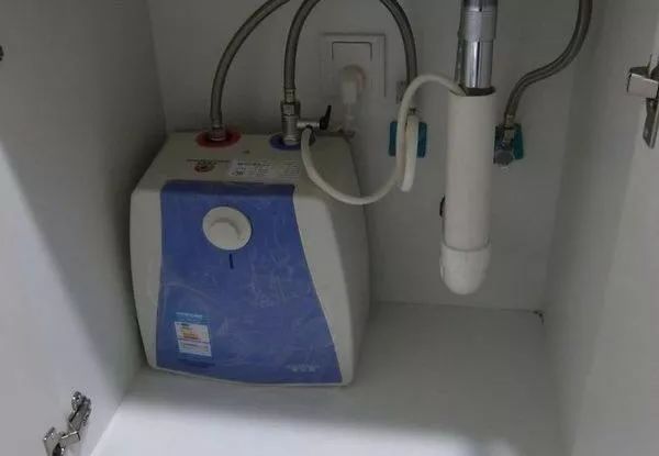 电热水器换燃气热水器方便吗,电热水器和燃气热水器哪种好