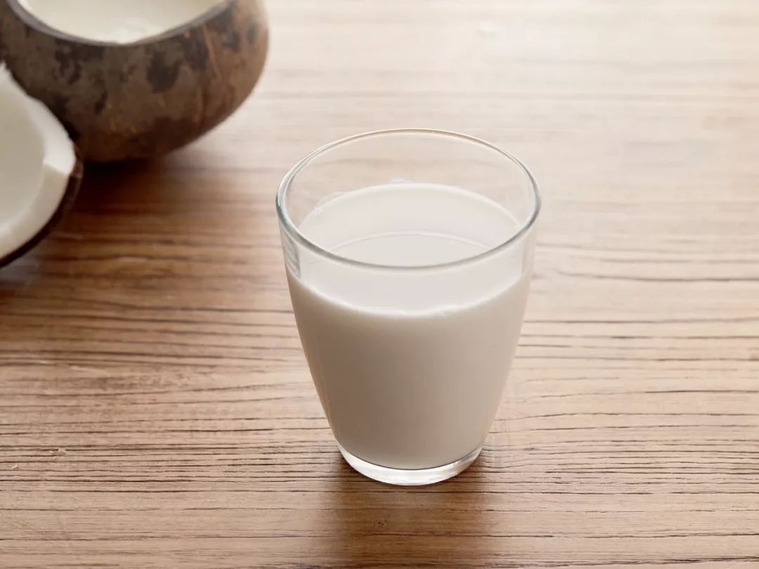 正宗海南椰子汁喝了又白又大,海南椰子的汁怎么做