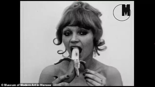 波兰人纷纷开始“吃香蕉”？原因与一件争议性艺术品有关...