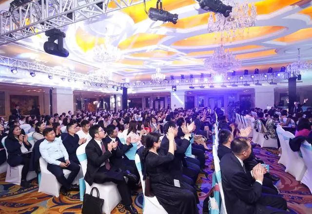 从只有一名医生的牙科诊所,到现代化的口腔医院,二十五年,何宝杰成功了!