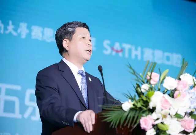 从只有一名医生的牙科诊所,到现代化的口腔医院,二十五年,何宝杰成功了!