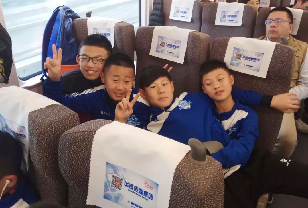 和根伟俱乐部一起长大的孩子……读故事互动送一套训练服