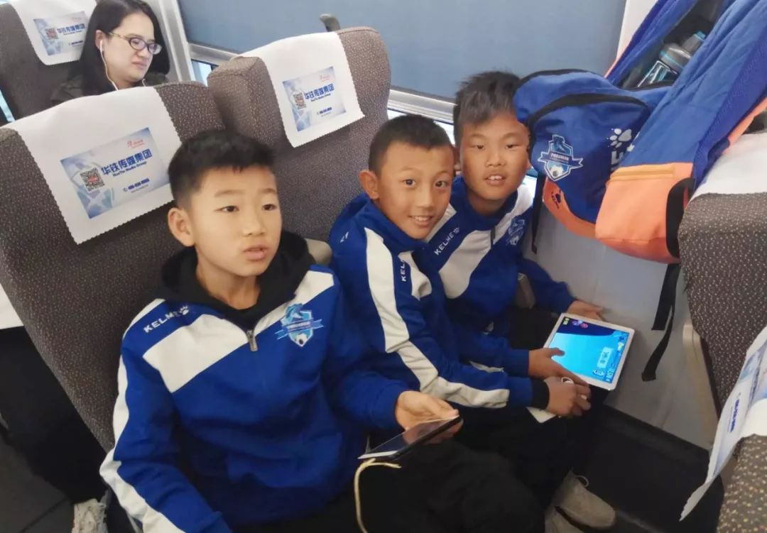 和根伟俱乐部一起长大的孩子……读故事互动送一套训练服