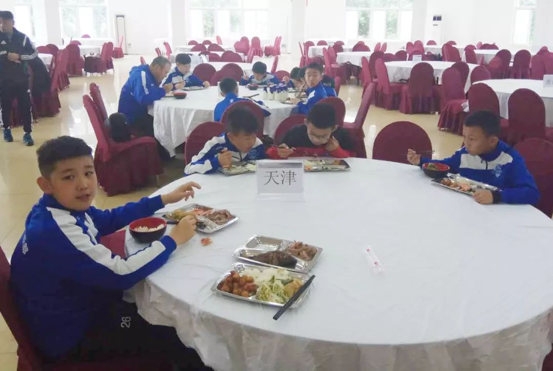 和根伟俱乐部一起长大的孩子……读故事互动送一套训练服