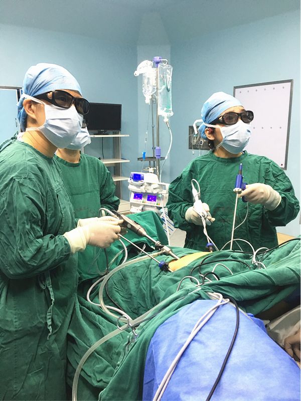 让无数女性尴尬的“社交癌”,医生戴着3D眼镜治好了!