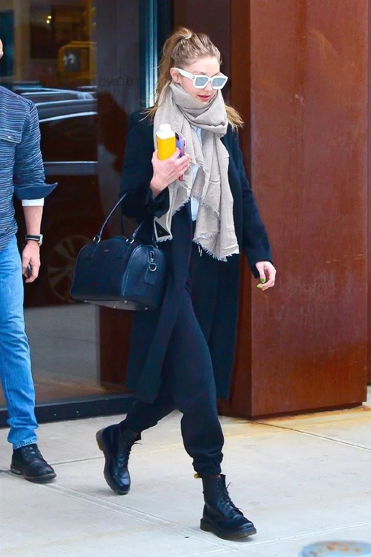 寰嬫斂淇忎匠浜篴j,寰嬫斂淇忎匠浜洪噷闈㈢殑elle