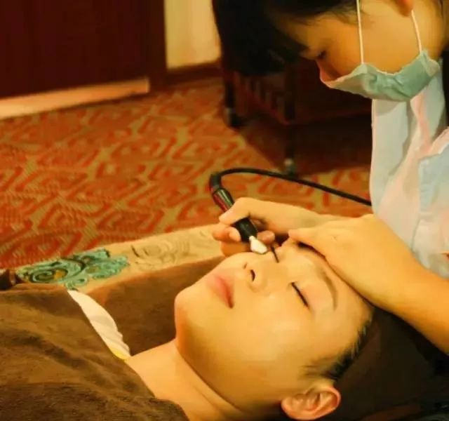 眼袋掉下去了,眼袋要掉地上了的图片