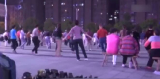 她正跳着广场舞，突然子宫掉了！人都吓昏了