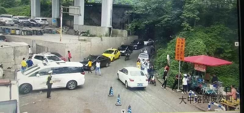 重庆各景区开启人从众模式,怎样避堵?怎样停车?交巡警为你支招