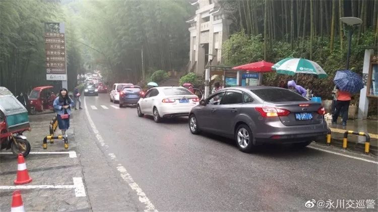 重庆各景区开启人从众模式,怎样避堵?怎样停车?交巡警为你支招