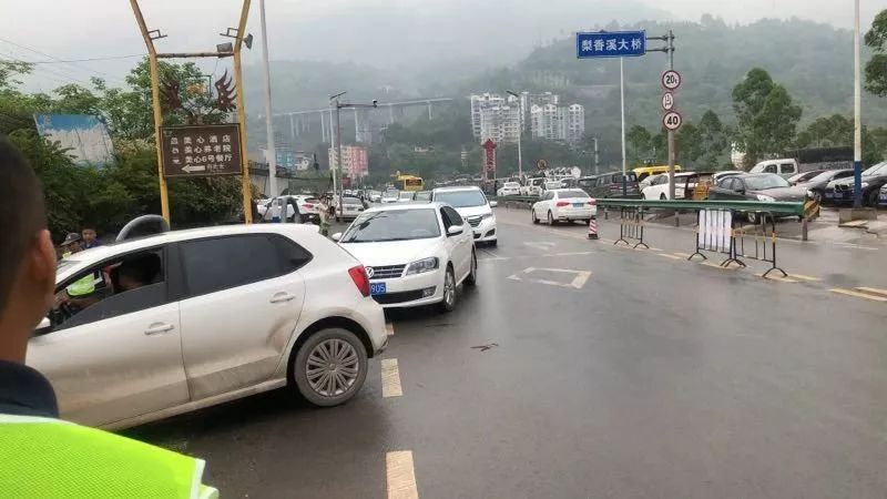 重庆各景区开启人从众模式,怎样避堵?怎样停车?交巡警为你支招