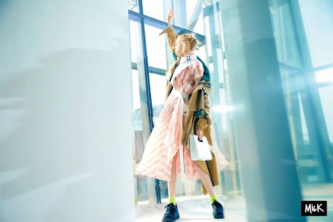 百褶裙搭配老爹凉鞋,秋冬新款时尚拼接百褶裙