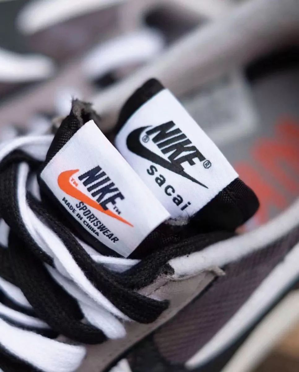 百褶裙搭配老爹凉鞋,秋冬新款时尚拼接百褶裙