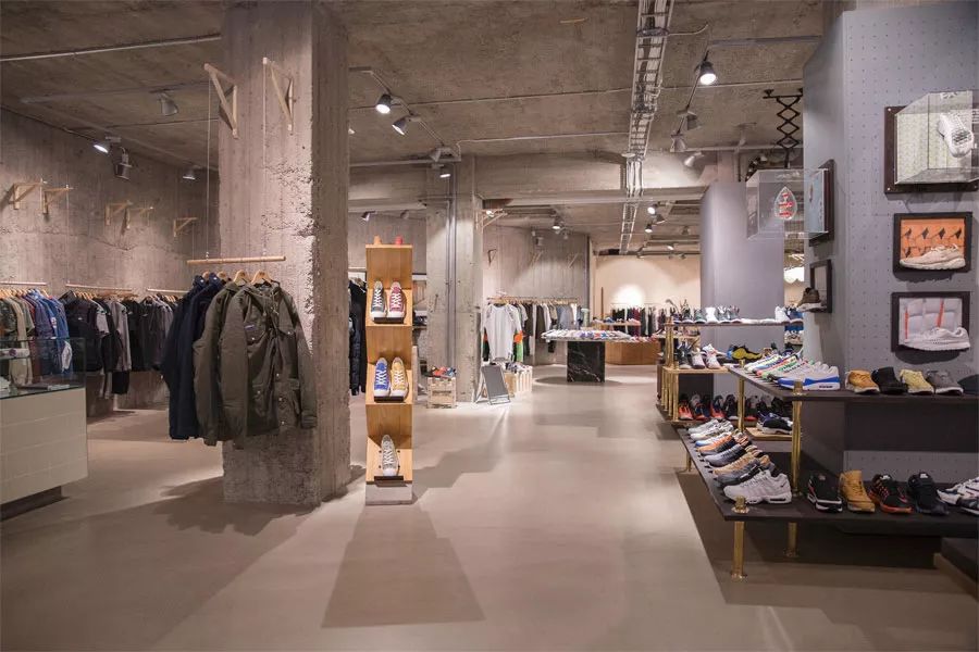 百褶裙搭配老爹凉鞋,秋冬新款时尚拼接百褶裙