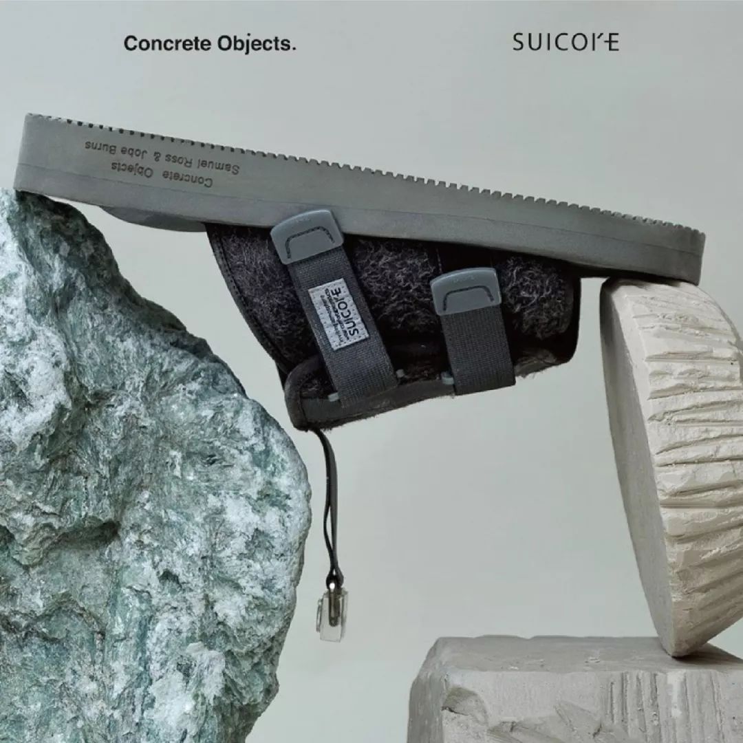 百褶裙搭配老爹凉鞋,秋冬新款时尚拼接百褶裙