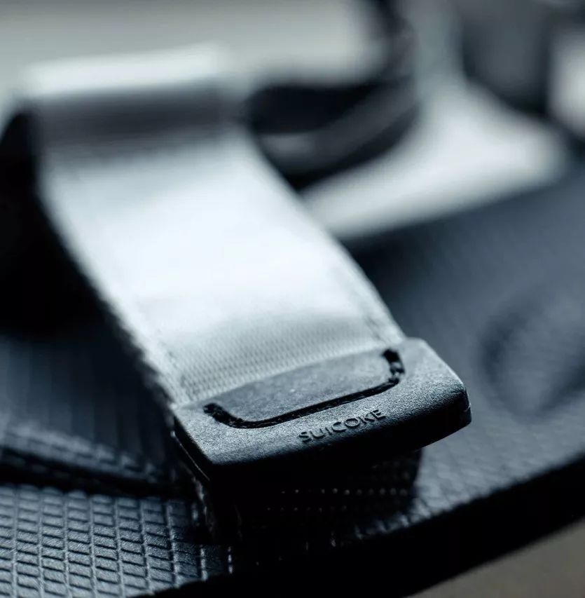 百褶裙搭配老爹凉鞋,秋冬新款时尚拼接百褶裙