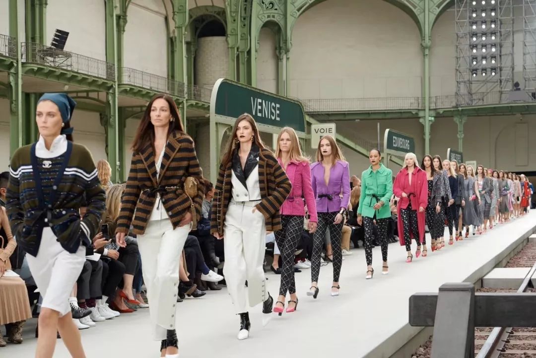 乘坐“香奈儿列车”度假，你遇见了谁？