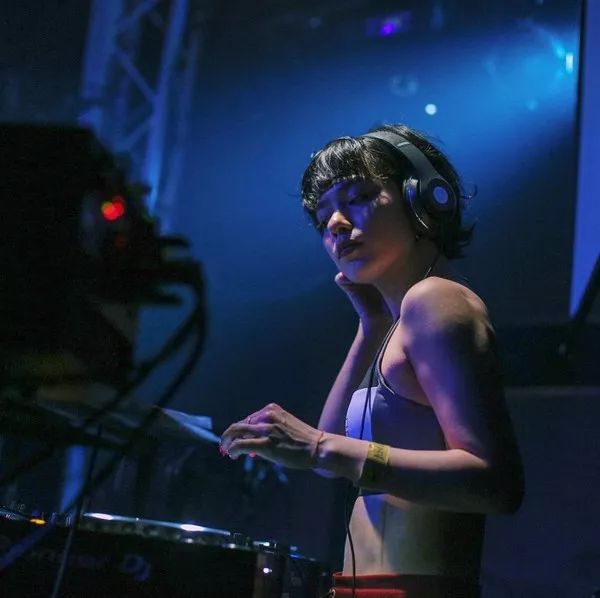 彩虹屁|会打碟的小姐姐最帅啦！日本潮女DJ的穿搭经请收下