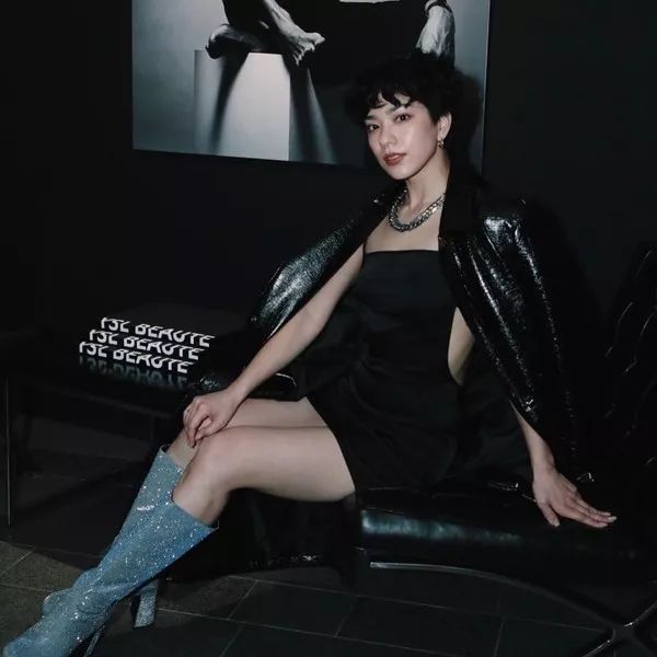 彩虹屁|会打碟的小姐姐最帅啦！日本潮女DJ的穿搭经请收下